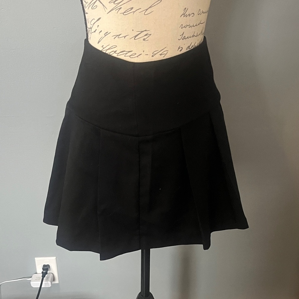 Cute Schoolgirl Pleated Black Women's Mini Skirt. Size 2